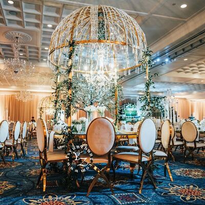 سعر جيد طاولة طعام كأس الكريستال الفاخرة الحديثة إطار الفولاذ المقاوم للصدأ الفنادق المعدنية حفلات الزفاف المطاعم في الهواء الطلق الحفلات الانترنت